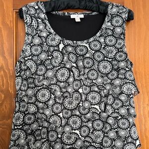 Women’s sleeveless top, very cute for work or play, excellent condition.